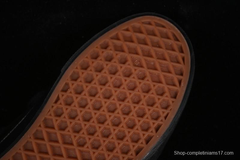 Vans Knu Skool Low Top Retro Casual Vulcanized Slip-On Shoes in Black - VN000CRPBMA