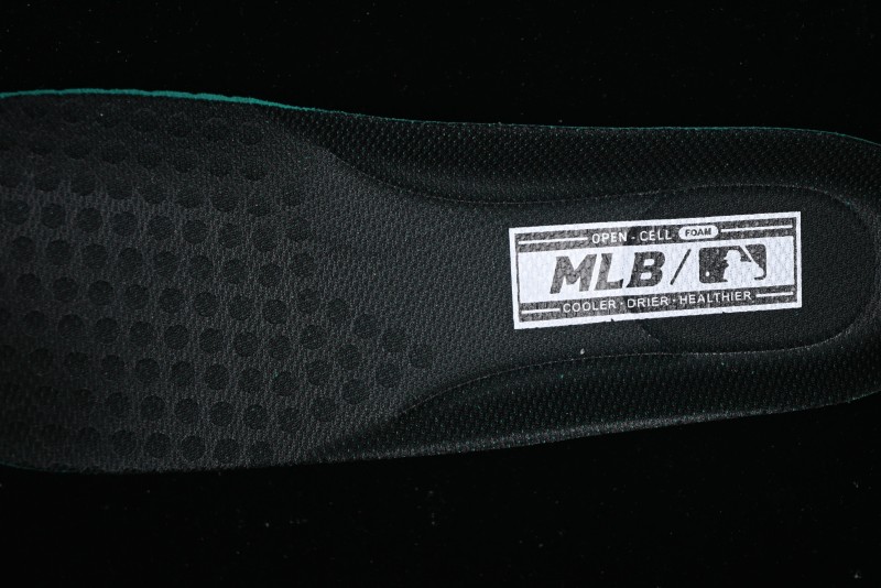 NY Yankees Black & Neon Green Sneakers - Classic Streetwear Style