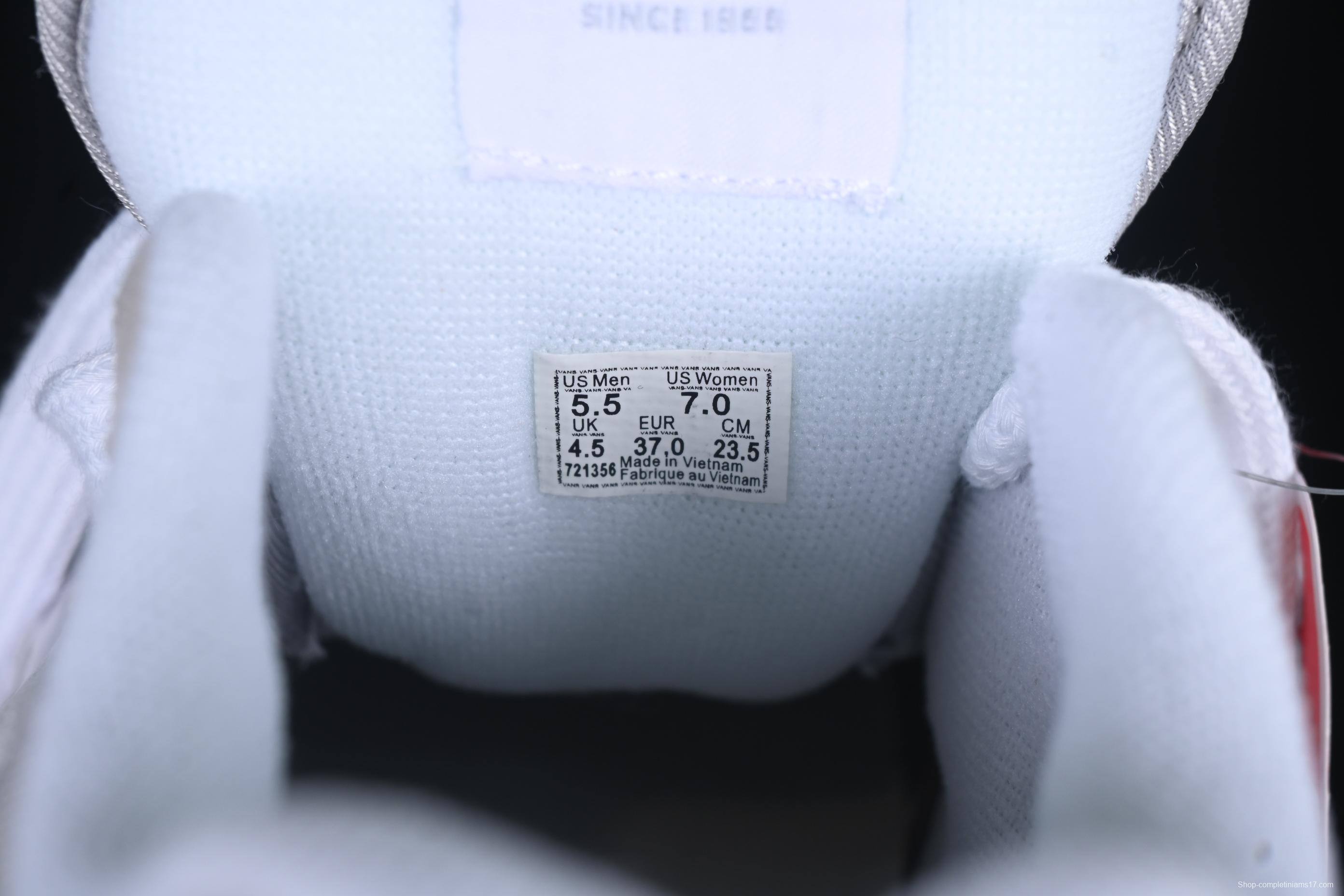 Vans Knu Skool Low-Top Retro Chunky Sneakers with Oversized Logo - VN000CRPBWD