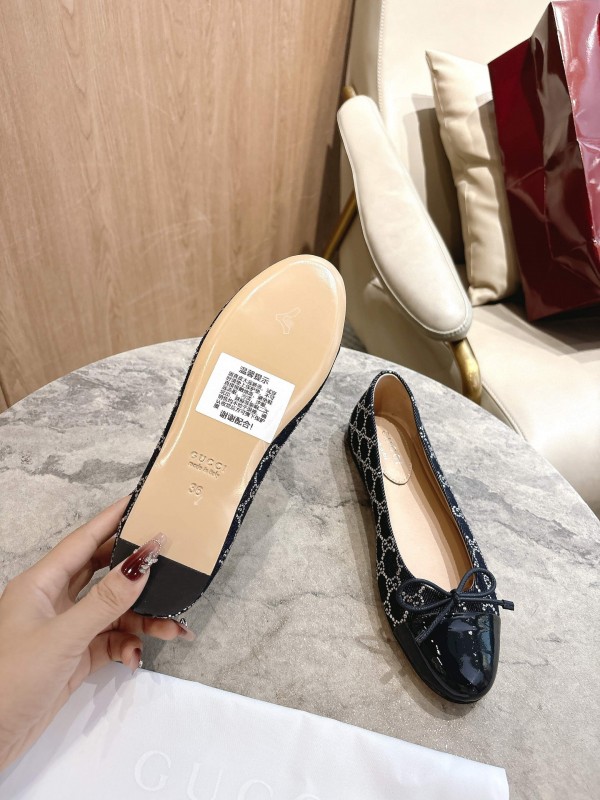 Gucci Women's Ballet Flats with Shiny GG Denim and Leather Bow - LY00330