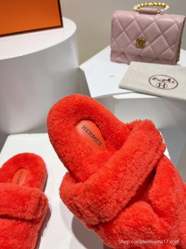 Herschel Supply Co. Love Uncle Full Wool Slippers with Wavy Fur Design - LY00270